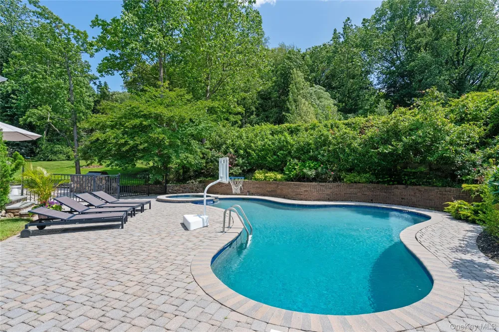 25 Montrose Court Roslyn Harbor, NY 11576