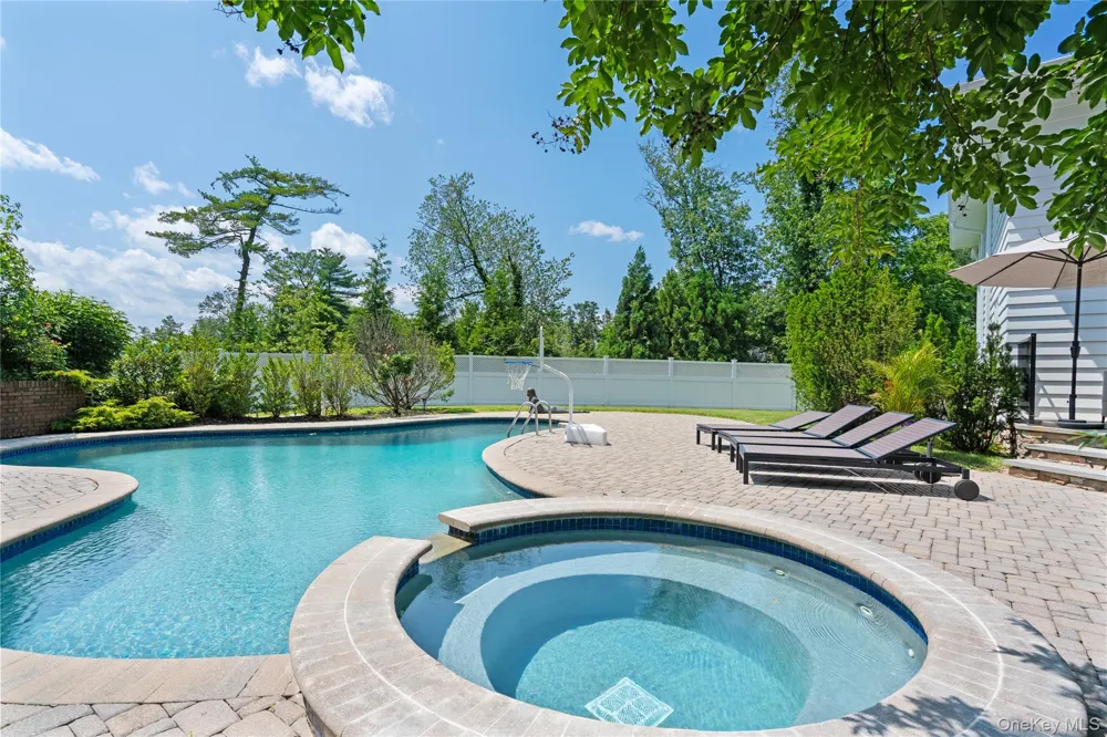 25 Montrose Court Roslyn Harbor, NY 11576
