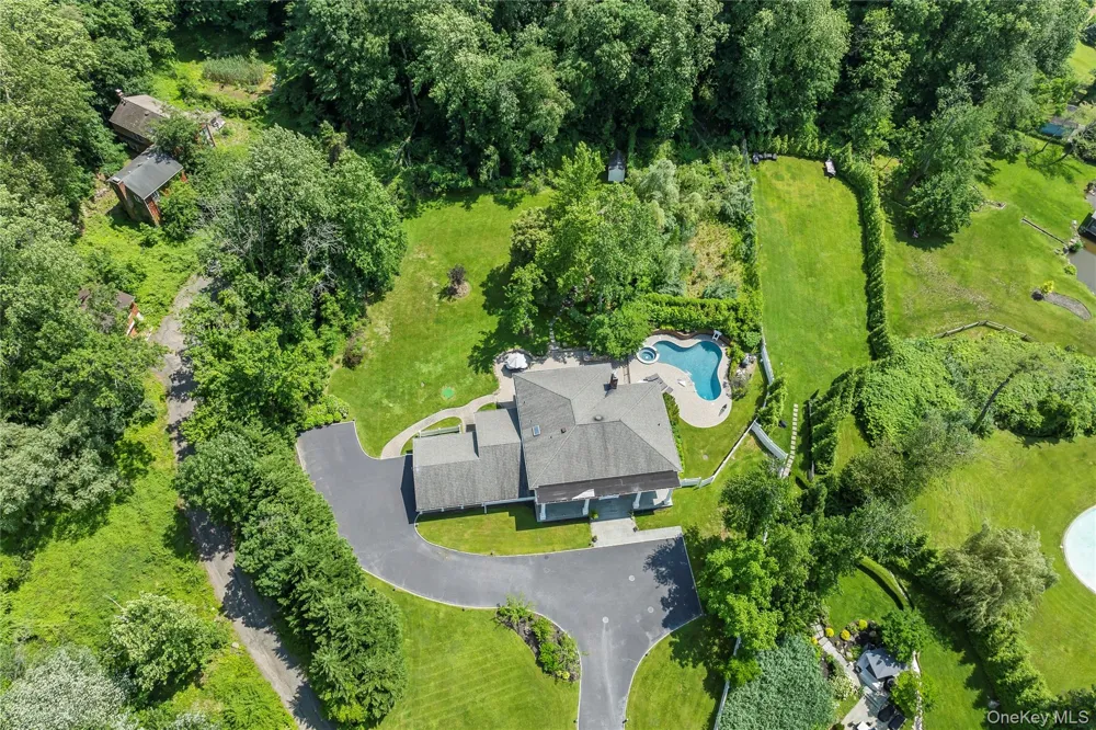 25 Montrose Court Roslyn Harbor, NY 11576