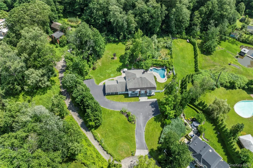 25 Montrose Court Roslyn Harbor, NY 11576