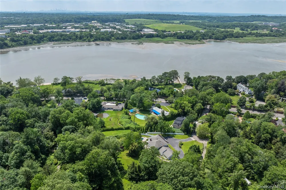 25 Montrose Court Roslyn Harbor, NY 11576