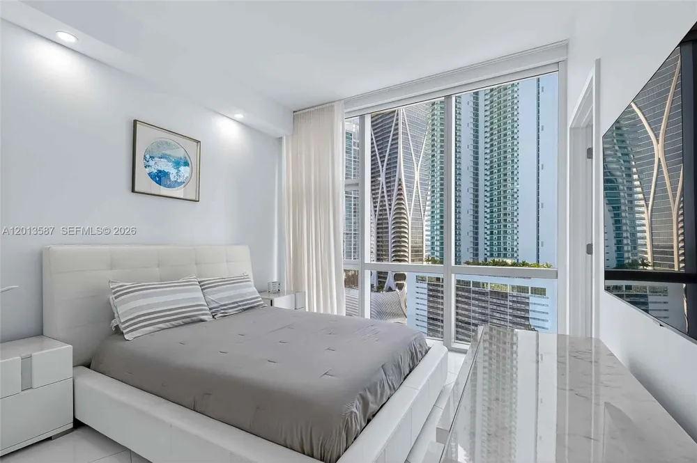851 NE 1st Ave #1603 Miami, FL 33132