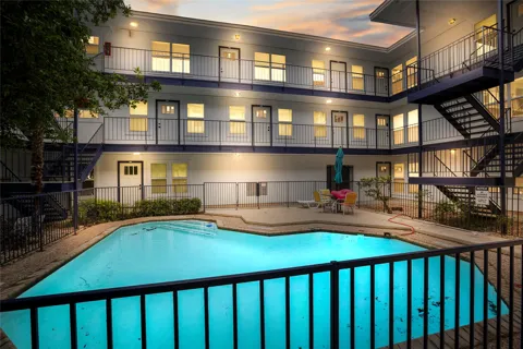 923 E 41st Street #101