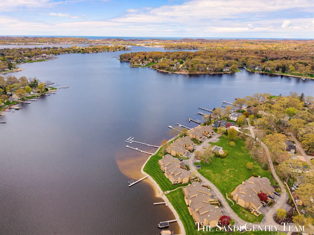 15780 Prospect Point Drive Spring Lake, MI 49456