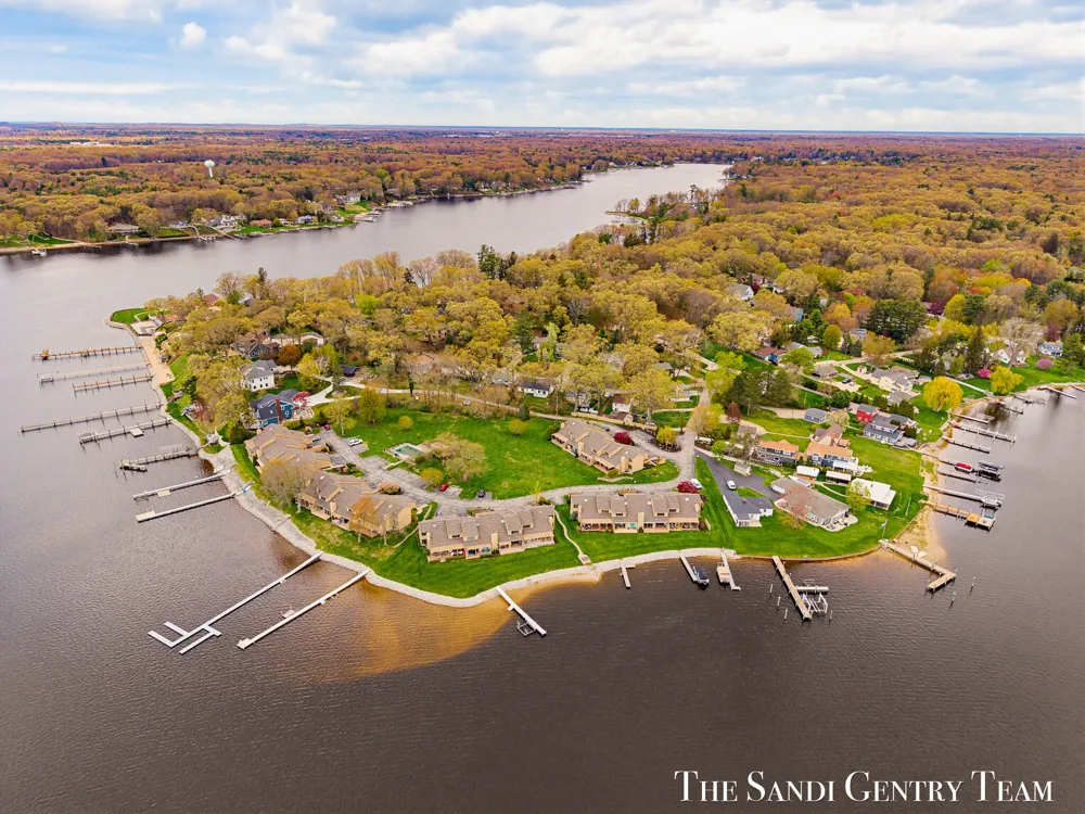 15780 Prospect Point Drive Spring Lake, MI 49456