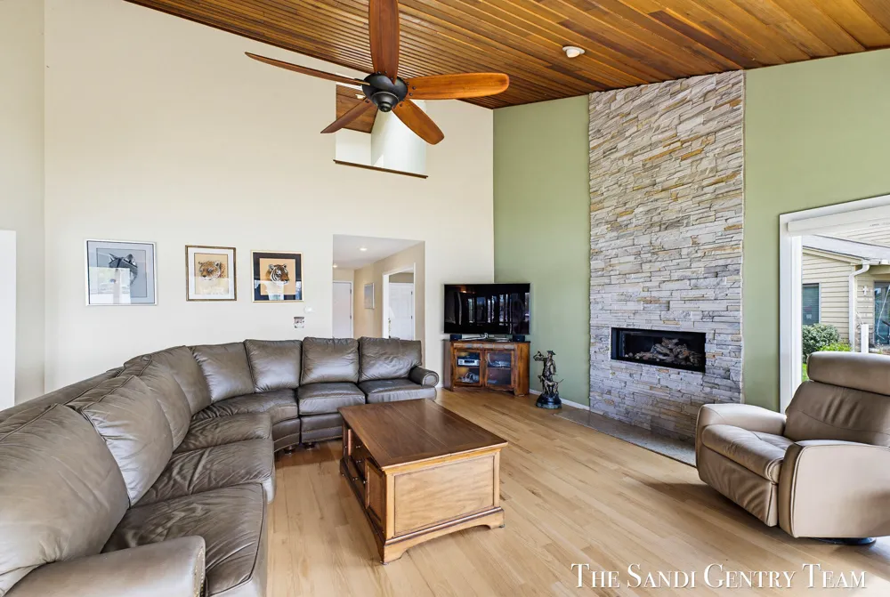 15780 Prospect Point Drive Spring Lake, MI 49456