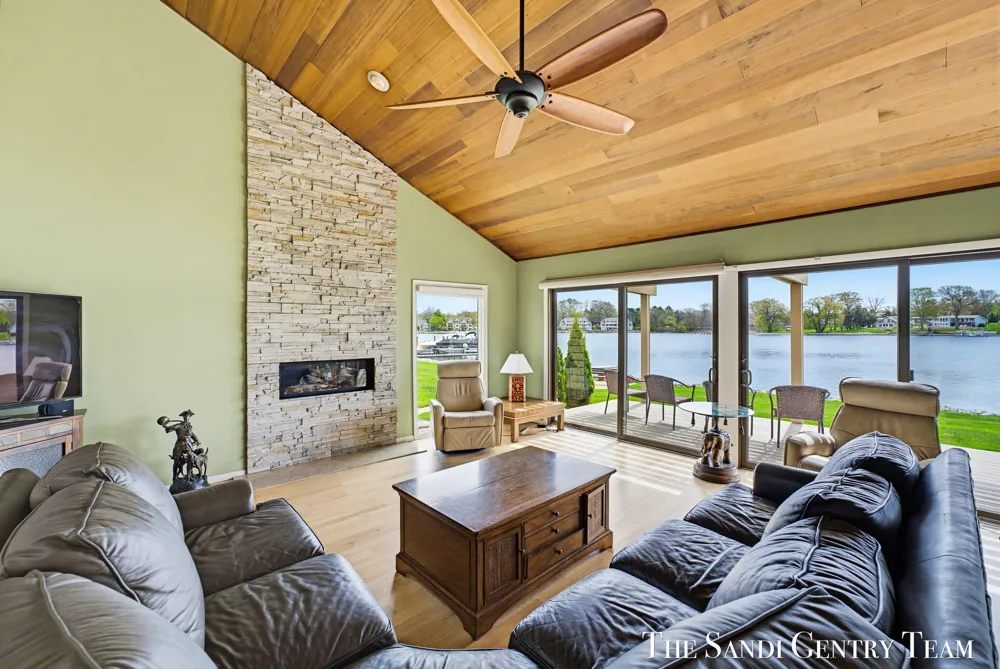15780 Prospect Point Drive Spring Lake, MI 49456
