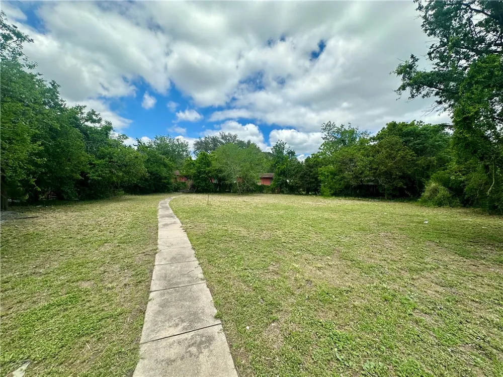 207 E Huntington Street Beeville, TX 78102