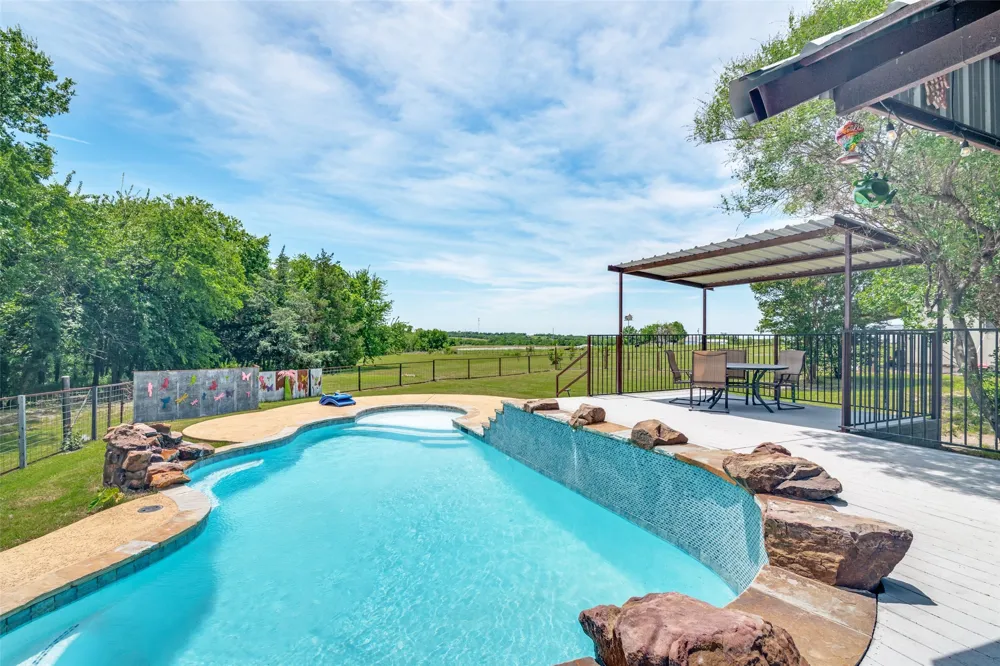 18584 County Road 543 Nevada, TX 75173