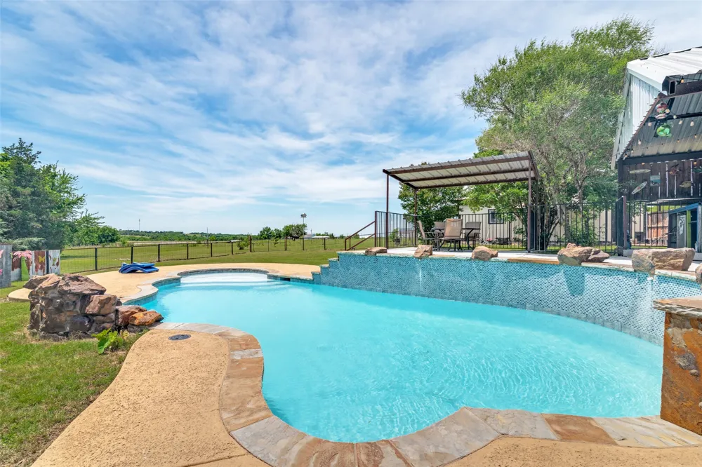 18584 County Road 543 Nevada, TX 75173