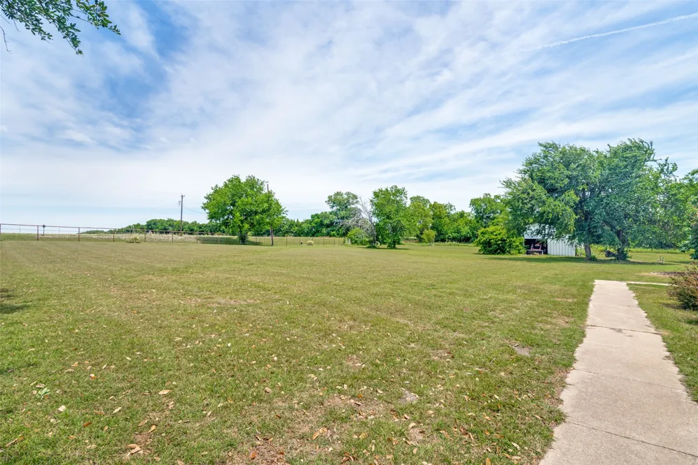 18584 County Road 543 Nevada, TX 75173