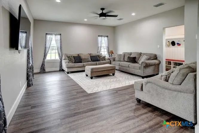 1345 E Old Hallettsville Road Flatonia, TX 78941
