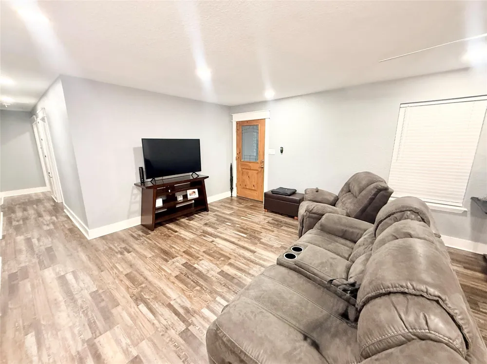 4238 County Road 507 Brazoria, TX 77422