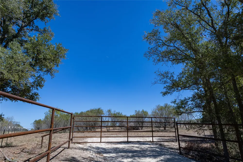4005 Old Colony Line Road Dale, TX 78616