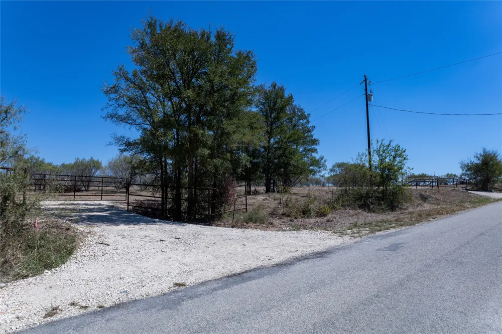 4005 Old Colony Line Road Dale, TX 78616