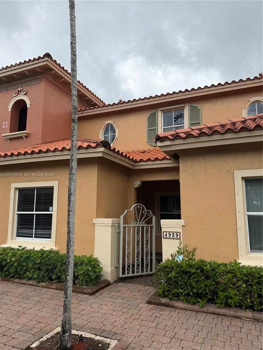 4939 Harbor Isles Dr #106 Dania Beach, FL 33312