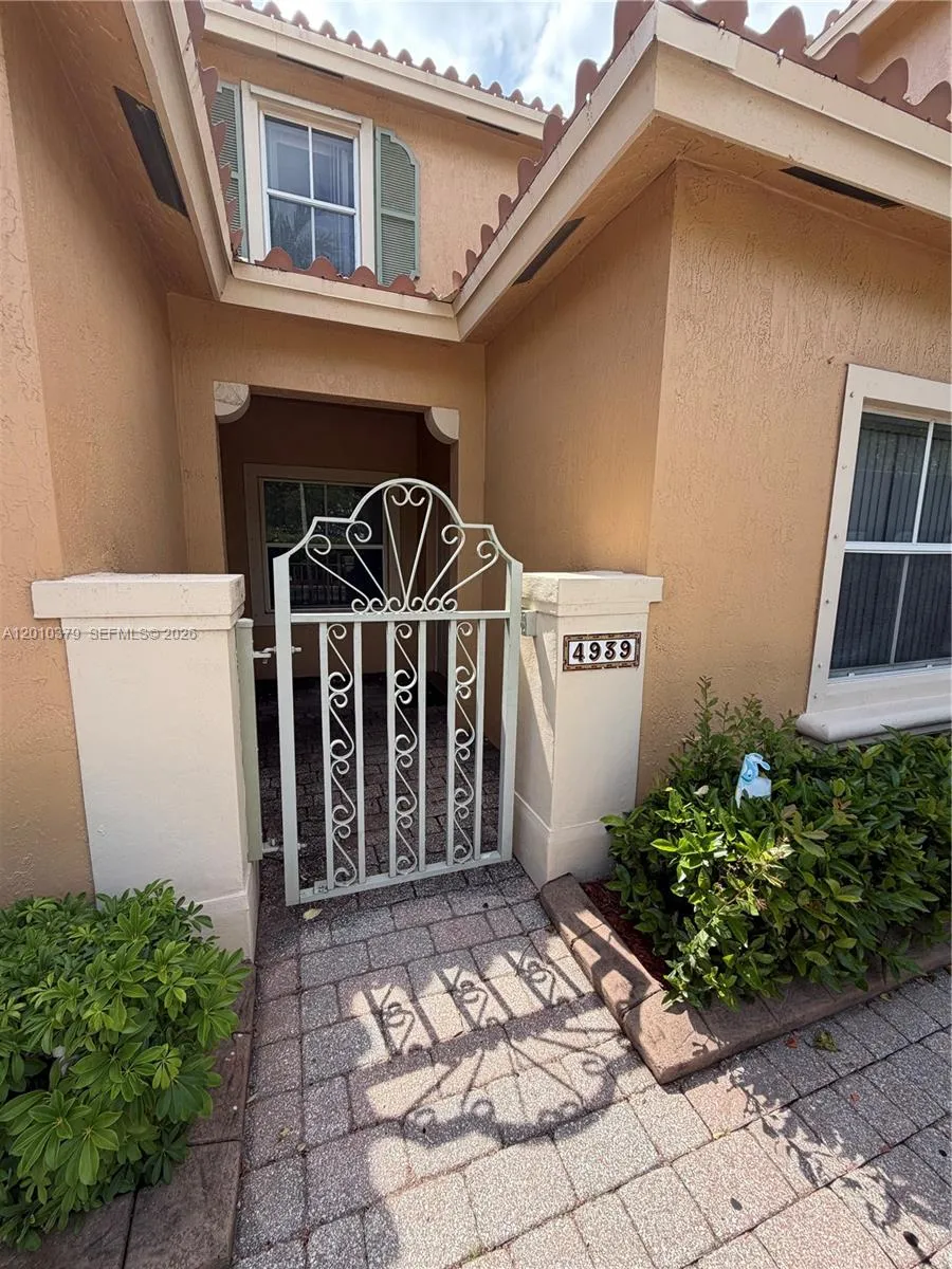 4939 Harbor Isles Dr #106 Dania Beach, FL 33312