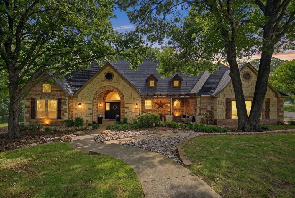 31 Forest Hills Circle Gunter, TX 75058