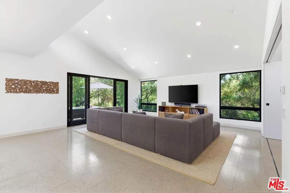 3860 Madison Road La Canada Flintridge, CA 91011