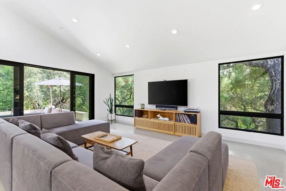 3860 Madison Road La Canada Flintridge, CA 91011