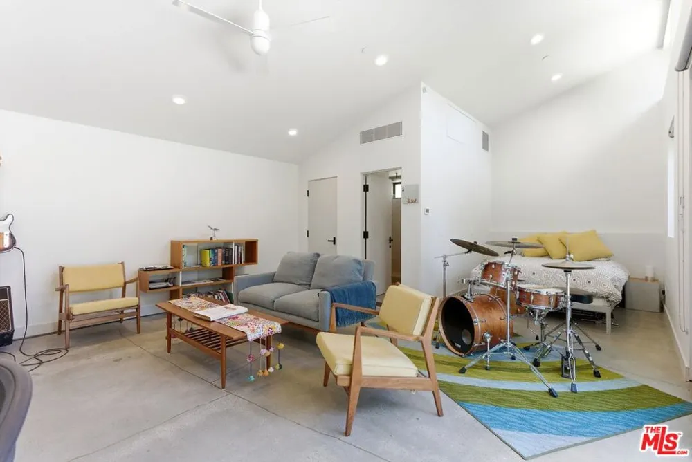 3860 Madison Road La Canada Flintridge, CA 91011