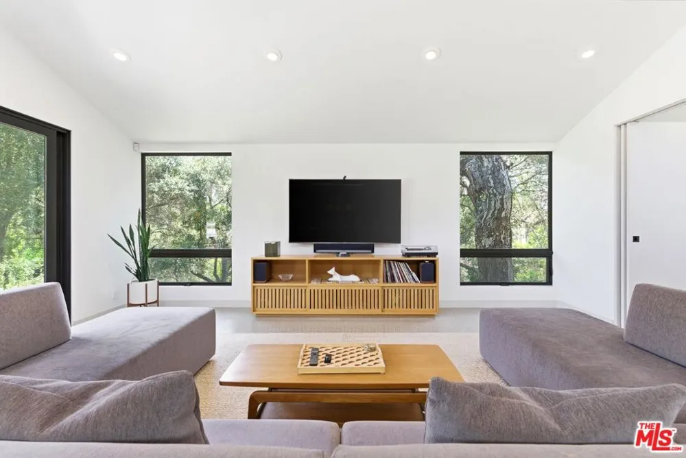 3860 Madison Road La Canada Flintridge, CA 91011