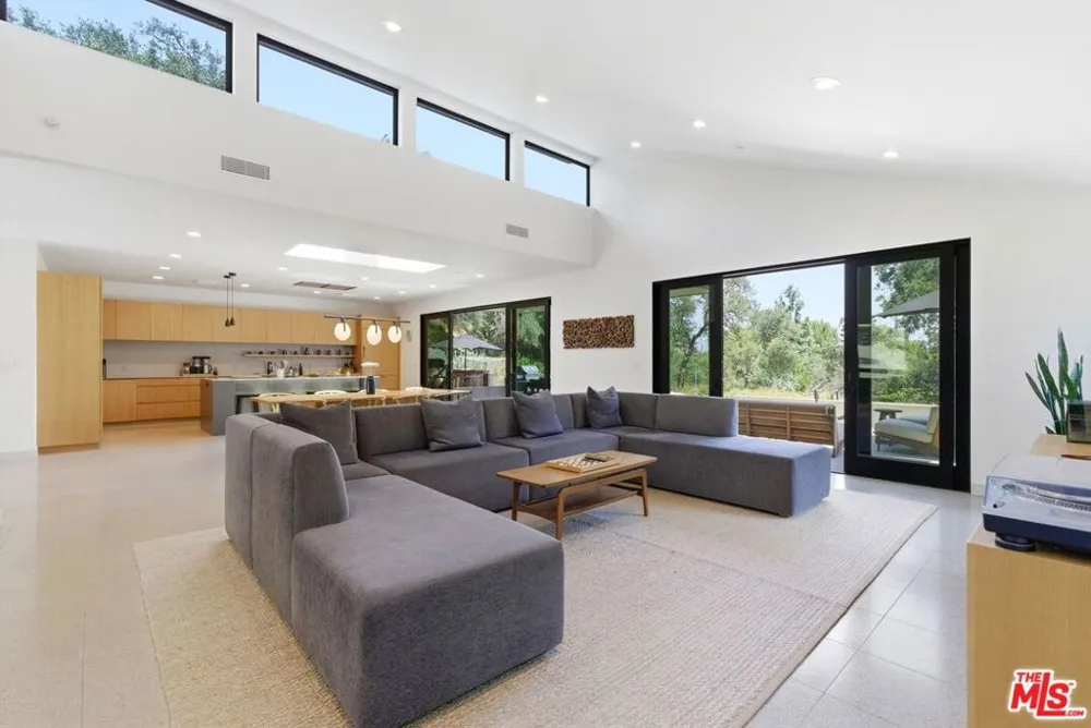 3860 Madison Road La Canada Flintridge, CA 91011