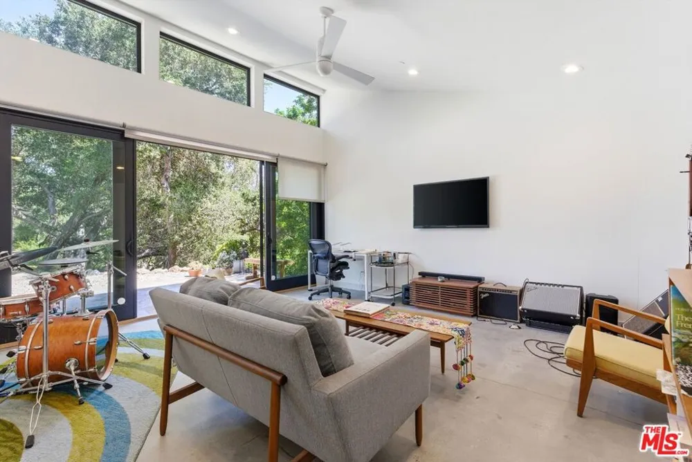 3860 Madison Road La Canada Flintridge, CA 91011