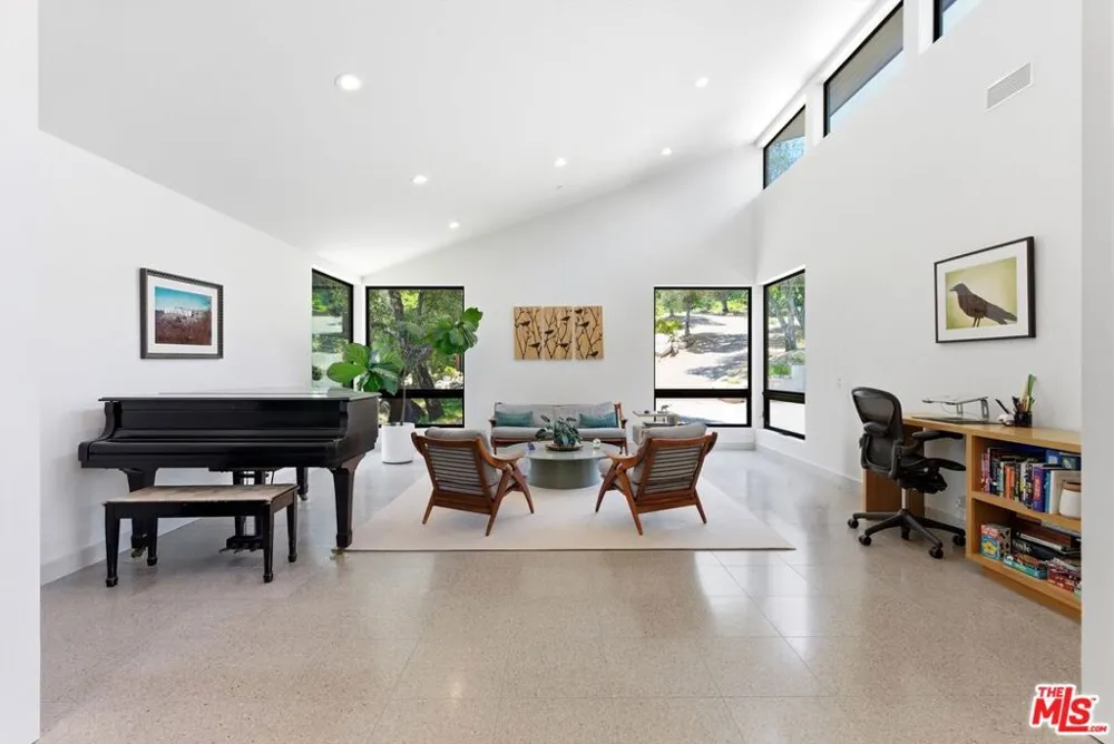 3860 Madison Road La Canada Flintridge, CA 91011