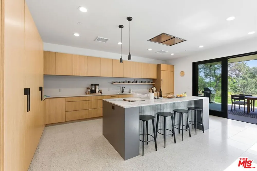 3860 Madison Road La Canada Flintridge, CA 91011