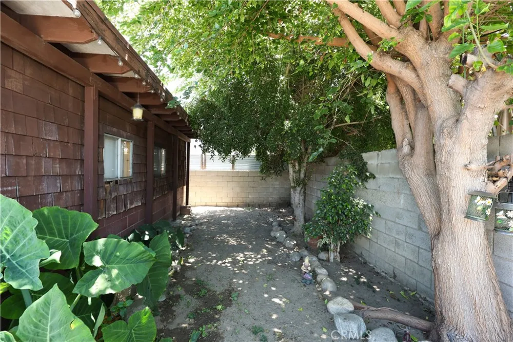 9016 Los Angeles Street Bellflower, CA 90706