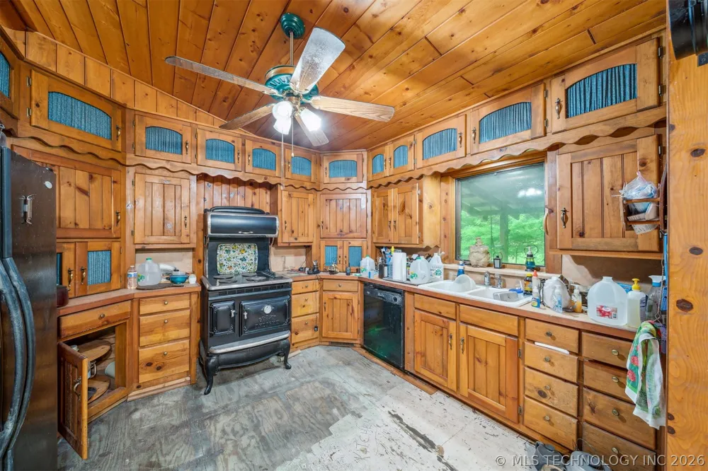 21742 E 660 ROAD Tahlequah, OK 74464