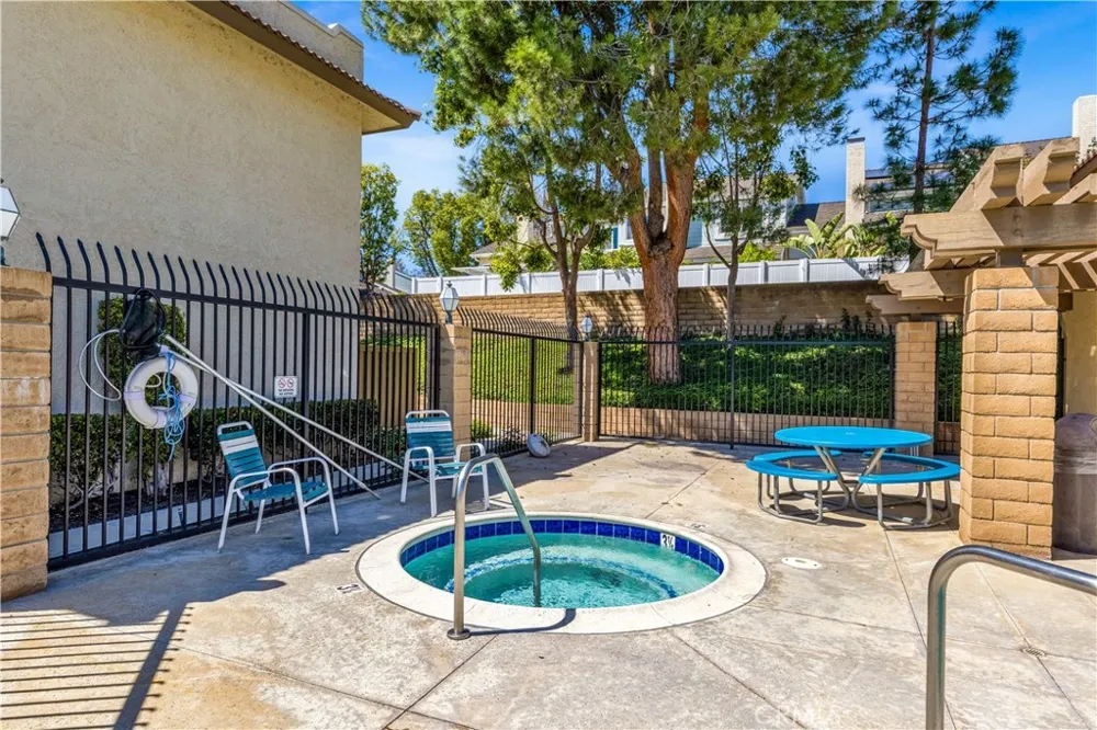 25231 Tanoak Lake Forest, CA 92630