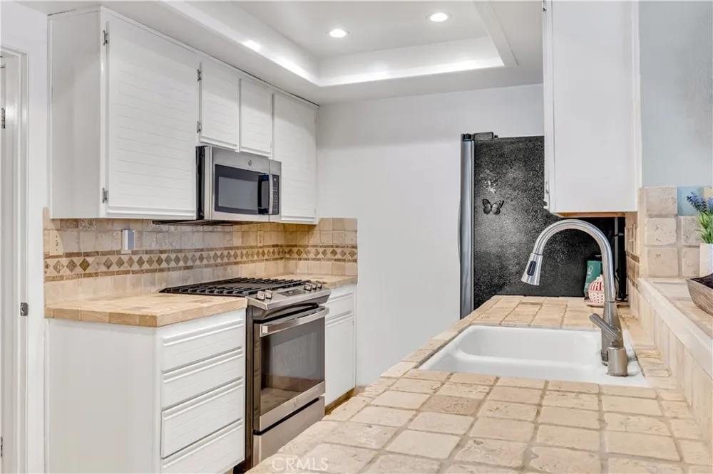 25231 Tanoak Lake Forest, CA 92630
