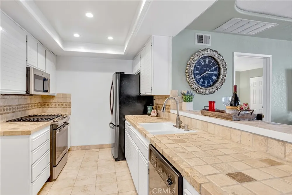 25231 Tanoak Lake Forest, CA 92630