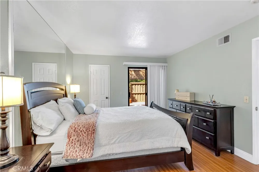 25231 Tanoak Lake Forest, CA 92630