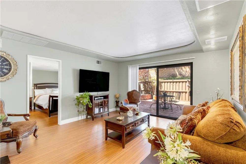 25231 Tanoak Lake Forest, CA 92630
