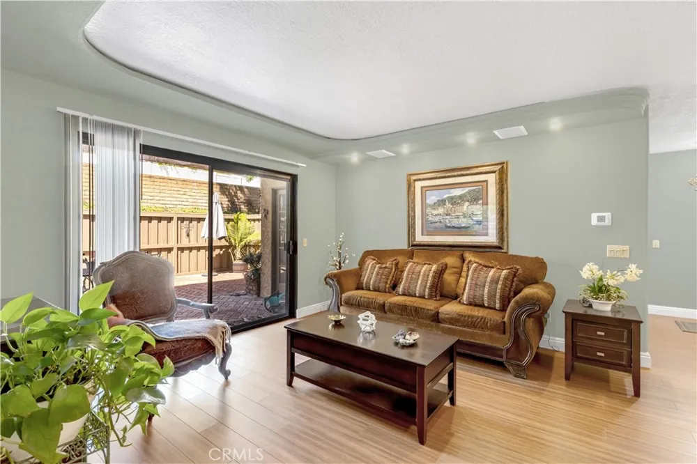 25231 Tanoak Lake Forest, CA 92630