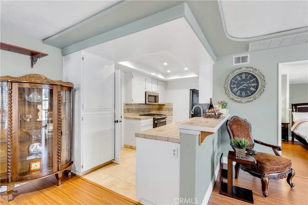 25231 Tanoak Lake Forest, CA 92630