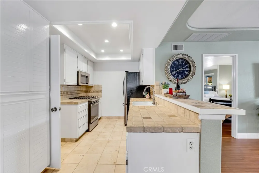 25231 Tanoak Lake Forest, CA 92630