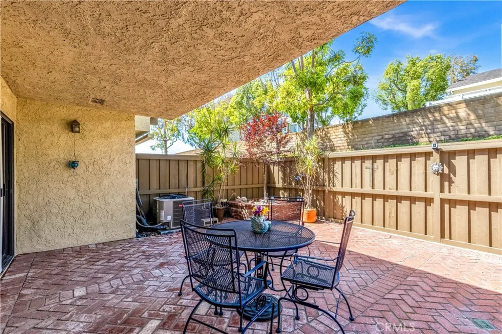 25231 Tanoak Lake Forest, CA 92630