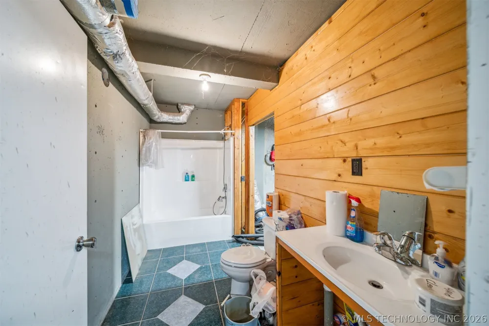 21745 E 660 ROAD Tahlequah, OK 74464