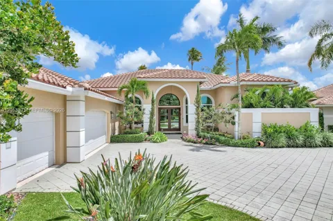 2715 Edgewater Court