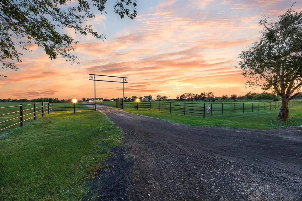 6880 County Road 4042 Kemp, TX 75143