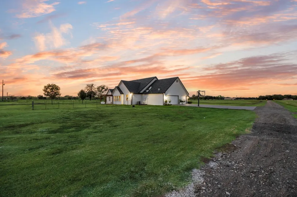 6880 County Road 4042 Kemp, TX 75143