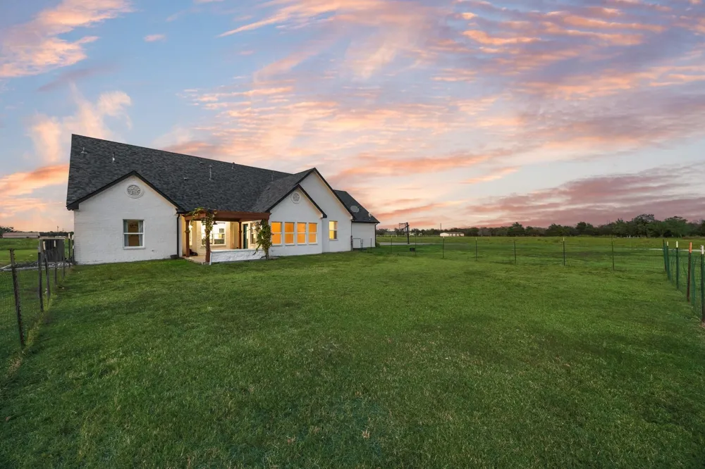 6880 County Road 4042 Kemp, TX 75143