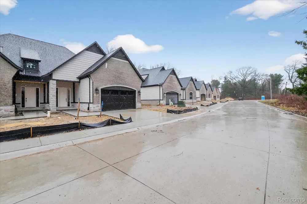546 Maplehill Road Rochester Hills City, MI 48306