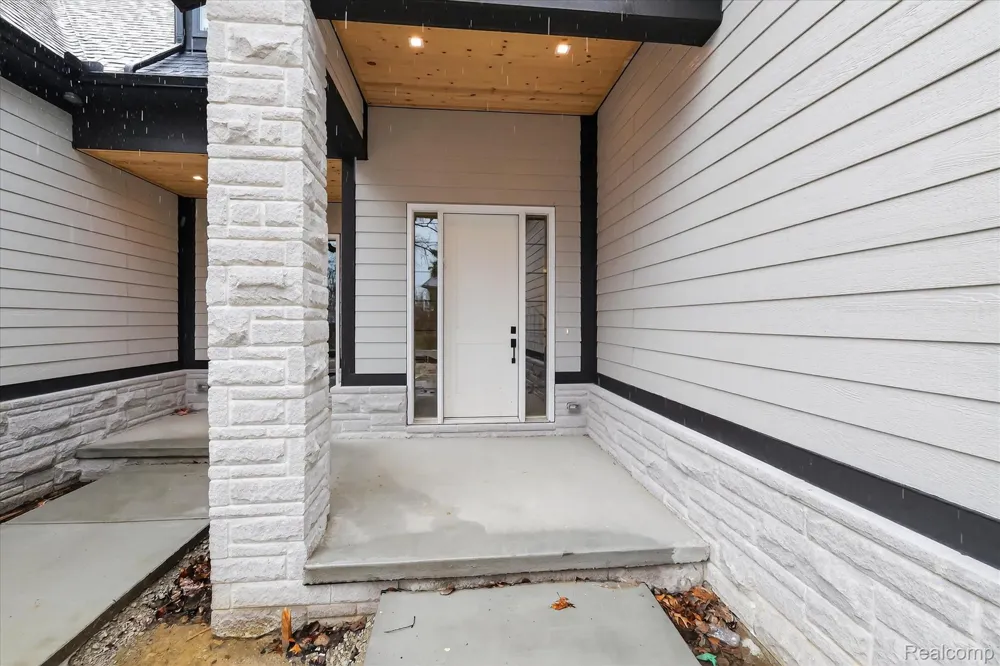 546 Maplehill Road Rochester Hills City, MI 48306