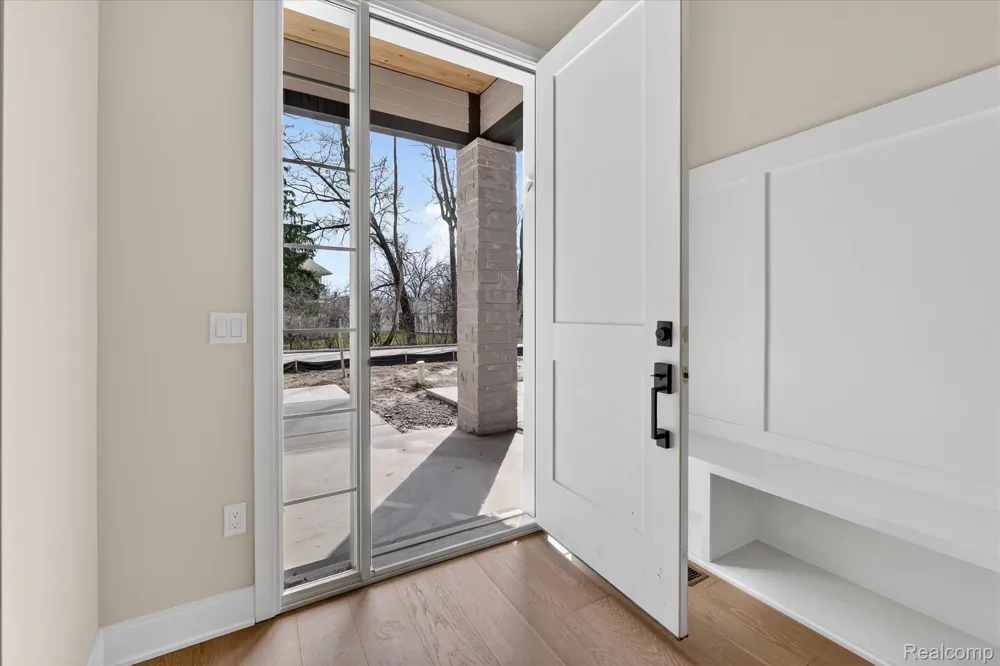 546 Maplehill Road Rochester Hills City, MI 48306