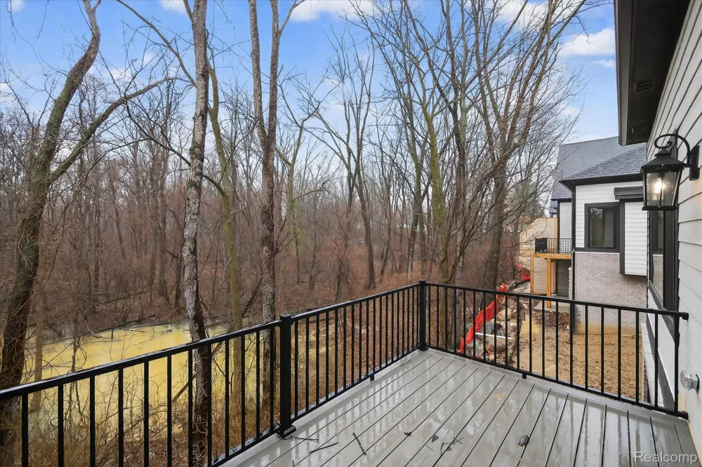546 Maplehill Road Rochester Hills City, MI 48306